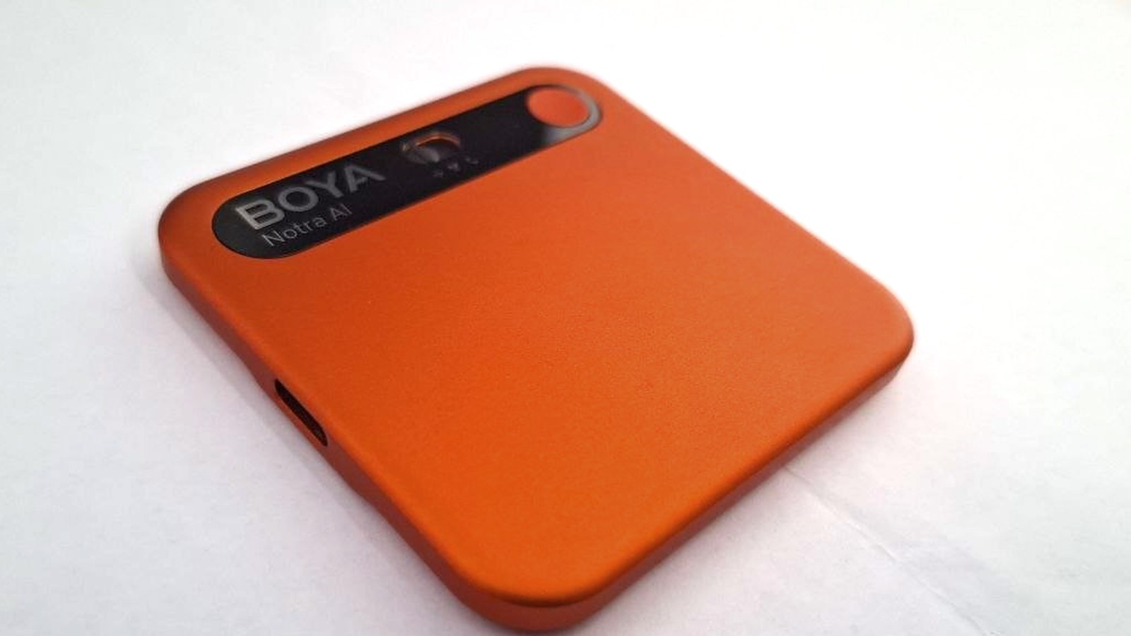 Il lato del registratore BOYA Notra con la porta USB-C per la ricarica