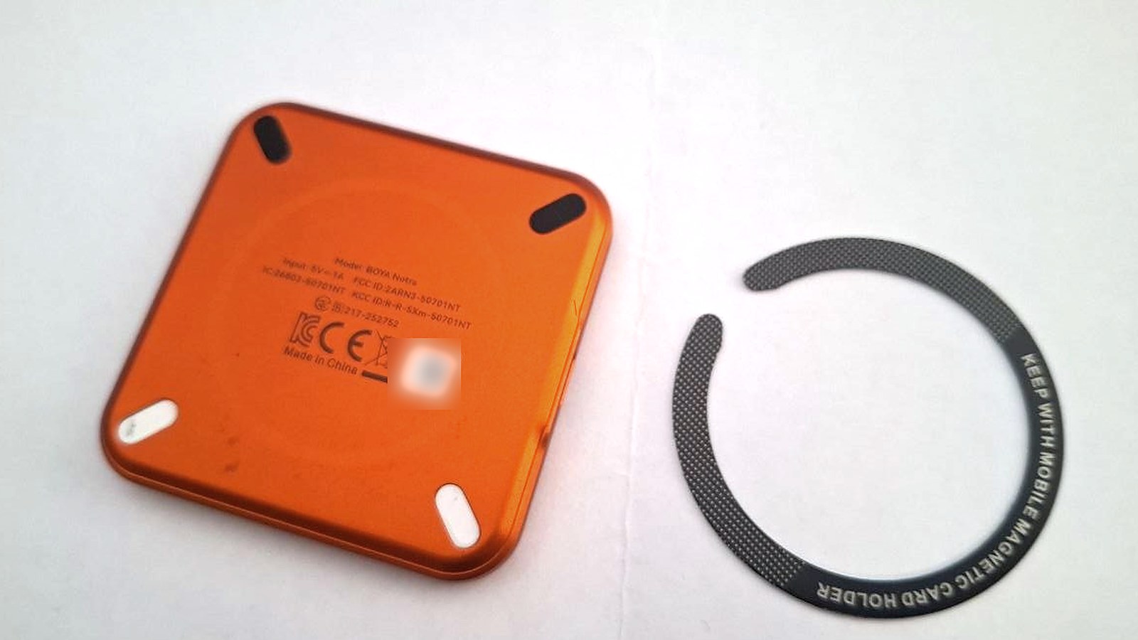 Il retro del Notra con i magneti per agganciarlo al telefono e l'anello magnetico adesivo incluso nella confezione