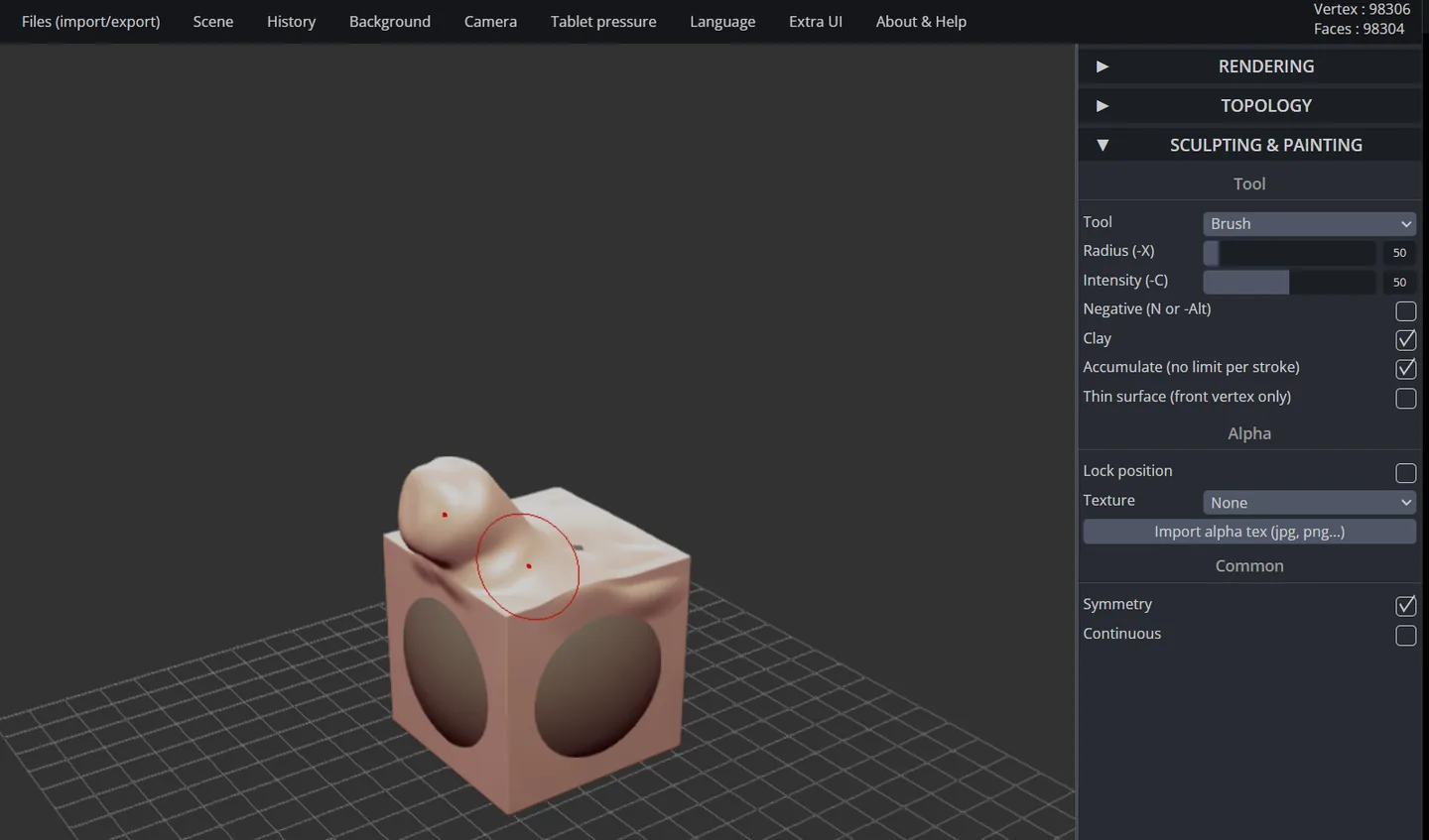SculptGL nel browser mentre si scolpisce un cubo con il pennello Clay e la simmetria attiva