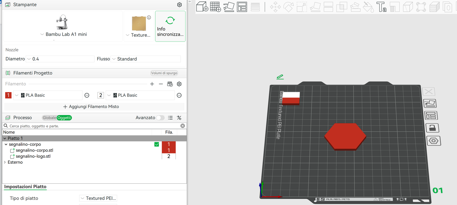 Bambu Studio con il segnalino in due parti: corpo sul filamento 1 rosso e logo sul filamento 2 bianco per la stampa inversa