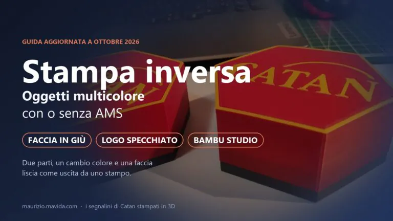 Stampa inversa 3D: oggetti multicolore con o senza AMS 3 Stampa inversa 3D: due segnalini esagonali di Catan rossi con il logo giallo a filo della faccia