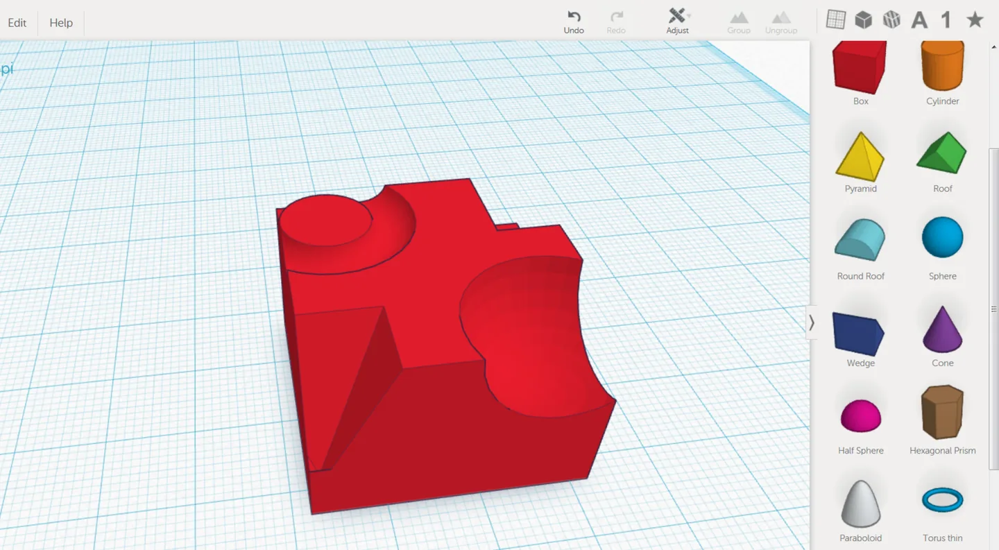 Interfaccia di Tinkercad nel browser con un modello 3D rosso costruito unendo e sottraendo forme di base