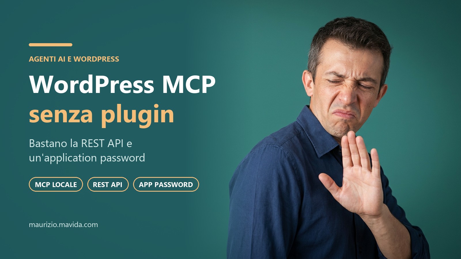 WordPress MCP senza plugin: Maurizio Pelizzone respinge con la mano aperta e una smorfia l'idea di un plugin MCP, su fondo verde petrolio, con il titolo dell'articolo a sinistra